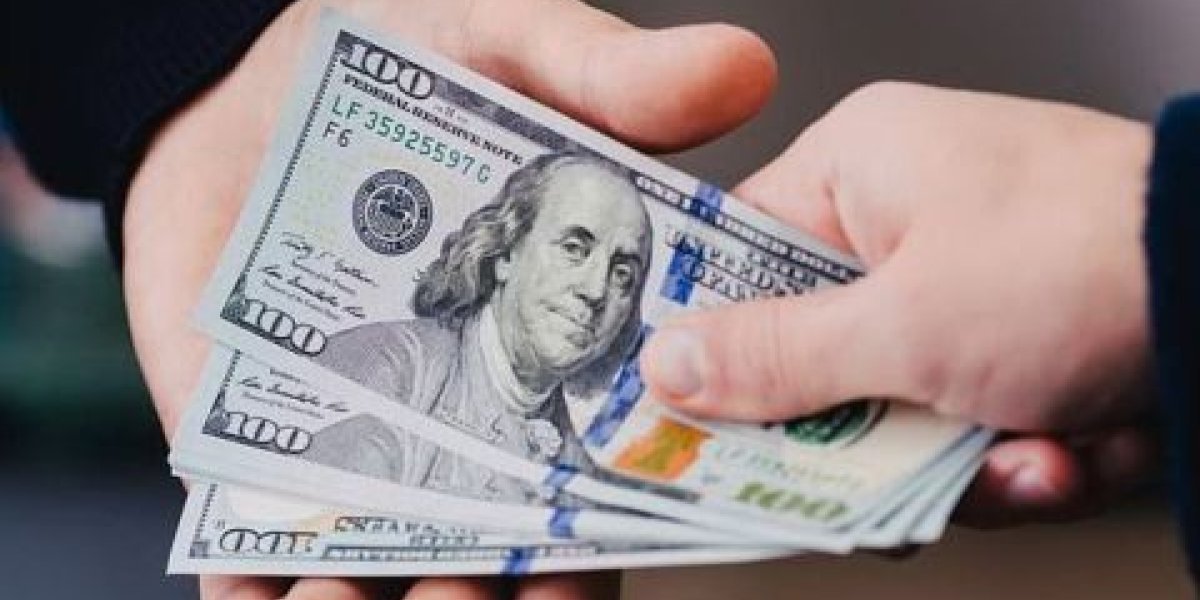 Россиянам объяснили, почему банки всё чаще отказываются принимать наличные доллары Россиянам объяснили, почему банки всё чаще отказываются принимать наличные доллары